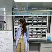 Nong Poy punya kehidupan lain di luar hingar bingar menjadi aktris. Nong Poy ternyata seorang ilmuwan yang bekerja di laboratorium. Foto: Foto: Instagram @poydtreechada