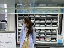 7 Foto Transgender Tercantik Nong Poy Pakai Jubah Lab, Ternyata Ilmuwan