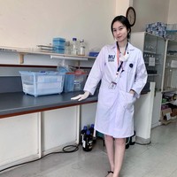 Inilah penampilan transgender tercantik itu dengan jubah laboratoriumnya. Foto: Foto: Instagram @poydtreechada