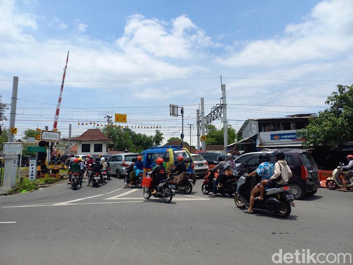 Palang pintu Kereta Api (KA) Pasar Nongko, Kota Solo, Kamis (23/2/2023).