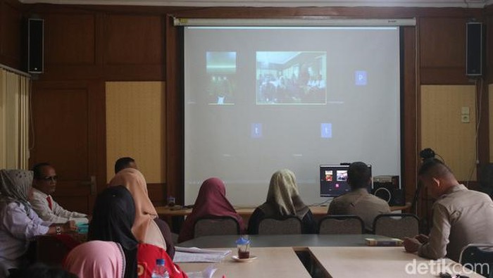 Para pelanggar perda di Padang, Sumbar menjalani sidang tipiring.