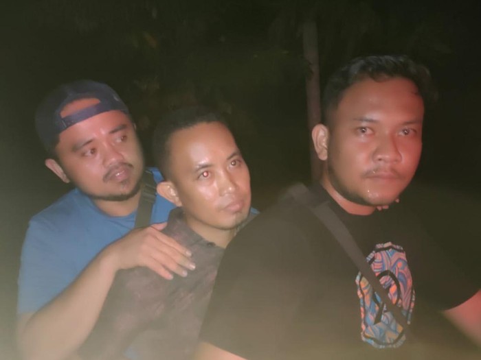 Pelaku di tengah saat diamankan (Foto: Dok. Polres Inhil)