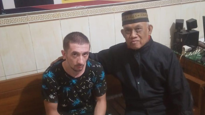 Pelaku pembobolan ATM bule asal Bulgaria saat diamankan di polsek setempat