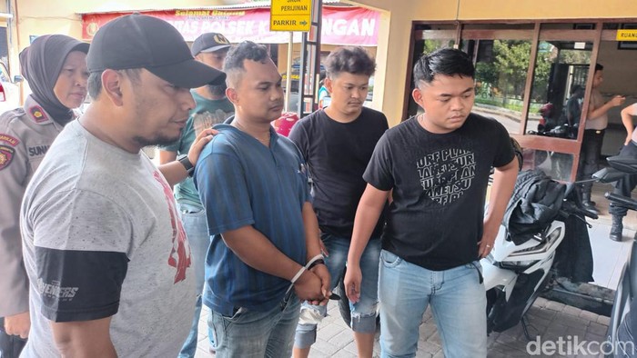 Pelaku teror kelamin di Ngawi saat diamankan dari amukan massa