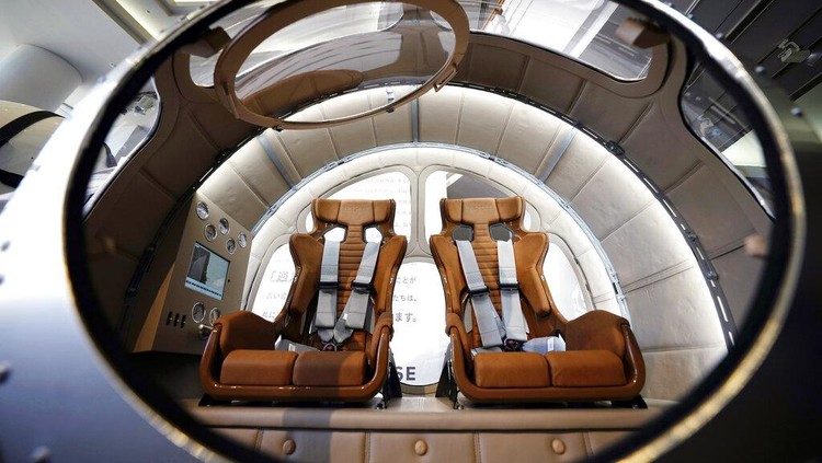 Penampakan Balon Udara Canggih untuk Wisata Ruang Angkasa Keisuke Iwaya, CEO of a Japanese space development company, Iwaya Giken, unveils a two-seater cabin and a balloon that the company says is capable of rising to an altitude of 15 miles, which is roughly the middle of the stratosphere, as he speaks during a news conference in Tokyo, Tuesday, Feb. 21, 2023. The Japanese startup company announced plans Tuesday to launch a commercial space viewing balloon flight that it hopes will bring down to earth an otherwise astronomically expensive experience. (AP Photo/Eugene Hoshiko)