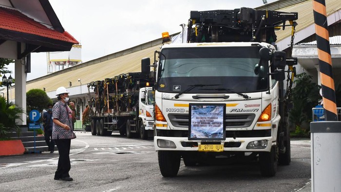 Penampakan Gerbong Made in Madiun yang Diekspor ke Selandia Baru Petugas mengatur pemberangkatan pengiriman gerbong barang ke Kiwi Rail Selandia Baru di PT INKA (Persero) Madiun, Jawa Timur, Kamis (23/2/2023). Gerbong barang yang dikirim PT INKA tersebut merupakan bagian dari 262 unit gerbong barang datar untuk Kiwi Rail. ANTARA FOTO/Siswowidodo/rwa.