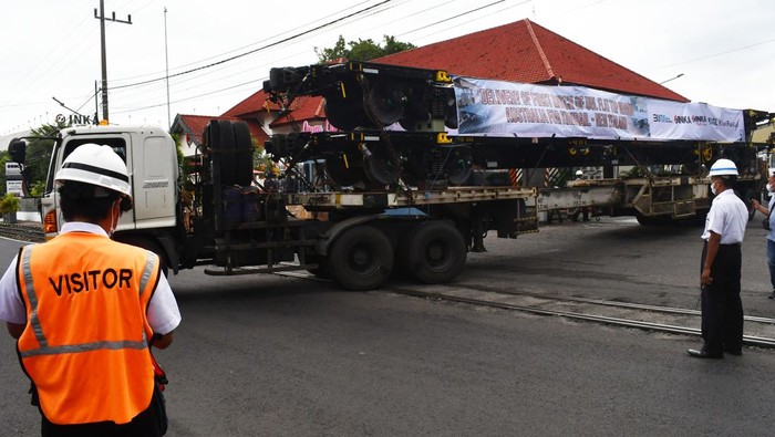 Penampakan Gerbong Made in Madiun yang Diekspor ke Selandia Baru Petugas mengatur pemberangkatan pengiriman gerbong barang ke Kiwi Rail Selandia Baru di PT INKA (Persero) Madiun, Jawa Timur, Kamis (23/2/2023). Gerbong barang yang dikirim PT INKA tersebut merupakan bagian dari 262 unit gerbong barang datar untuk Kiwi Rail. ANTARA FOTO/Siswowidodo/rwa.