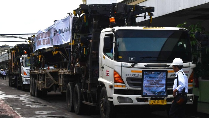 Penampakan Gerbong Made in Madiun yang Diekspor ke Selandia Baru Petugas mengatur pemberangkatan pengiriman gerbong barang ke Kiwi Rail Selandia Baru di PT INKA (Persero) Madiun, Jawa Timur, Kamis (23/2/2023). Gerbong barang yang dikirim PT INKA tersebut merupakan bagian dari 262 unit gerbong barang datar untuk Kiwi Rail. ANTARA FOTO/Siswowidodo/rwa.