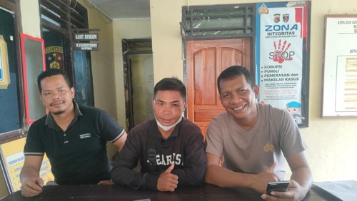 Penjual Salome Keliling yang dianiaya OTK melapor ke Polsek Huu, Rabu (22/2/2023). (IST)