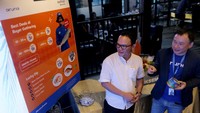 Vice President Sales Aruna, Djong Niti Sastro berbincang dengan salah satu pelanggan produk komoditi perikanan Seafood by Aruna, Kamis (23/2) di Jakarta. Aruna menggelar kegiatan Buyer Gathering yang bertemakan “Discover the Finest Indonesian Seafood” dengan tujuan memperkenalkan produk seafood Aruna yang segar dan berkualitas ekspor. Aruna juga ingin menyediakan produk perikanan kualitas ekspor bagi masyarakat Indonesia. 