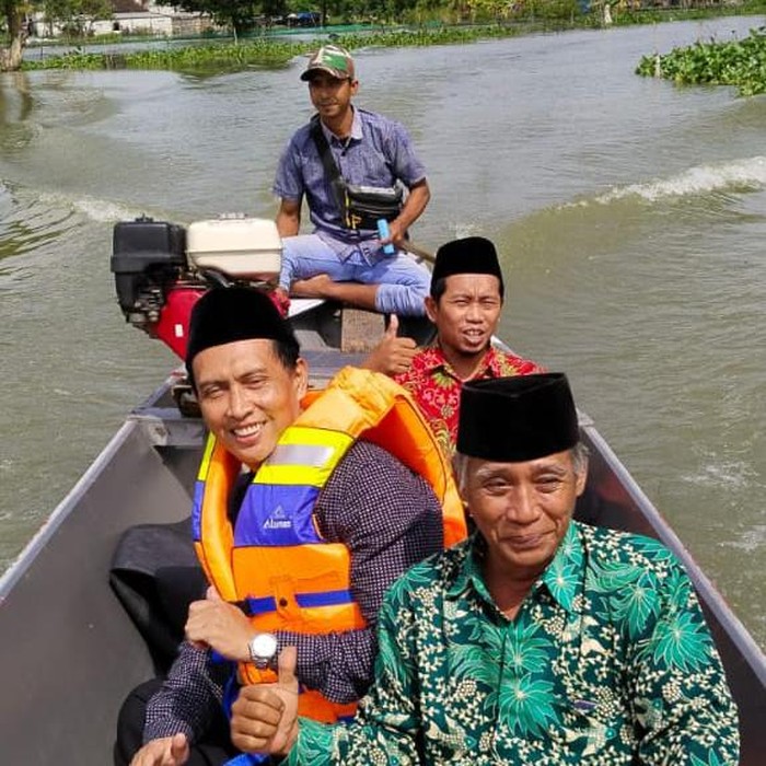 pernikahan 2 mempelai di tengah banjir