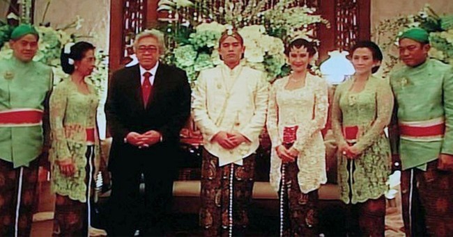 Tak hanya Nia Ramadhani, Dian Sastrowardoyo juga menikah dengan anak konglomerat. Dian menikah dengan Indraguna Sutowo pada 18 Mei 2010. Suami Dian Sastro wardoyo itu merupakan putra dari Adiguna Sutowo, anak mantan direktur utama PT Pertamina (Persero) sekaligus pendiri MRA Group. Indraguna Sutowo sendiri merupakan CEO di PT Mugi Rekso Abadi atau MRA Group. Foto: Instagram.com/therealdisastr