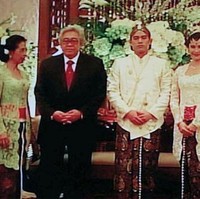 Tak hanya Nia Ramadhani, Dian Sastrowardoyo juga menikah dengan anak konglomerat. Dian menikah dengan Indraguna Sutowo pada 18 Mei 2010. Suami Dian Sastro wardoyo itu merupakan putra dari Adiguna Sutowo, anak mantan direktur utama PT Pertamina (Persero) sekaligus pendiri MRA Group. Indraguna Sutowo sendiri merupakan CEO di PT Mugi Rekso Abadi atau MRA Group. Foto: Instagram.com/therealdisastr