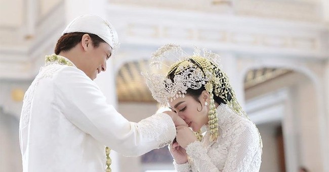 Selanjutnya ada Syahrini yang menikahi putra komisaris utama Global Mediacom (MNC Media), Reino Barack. Syahrini dan Reino menikah pada 27 Februari 2019. Akad nikah keduanya digelar di masjid Tokyo. Sementara resepsinya digelar 3 bulan kemudian di Jakarta. Digelar secara meriah, acara pernikahan Syahrini dan Reino diperkirakan menghabiskan miliaran rupiah. Foto: Instagram.com/princessyahrini