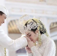 Selanjutnya ada Syahrini yang menikahi putra komisaris utama Global Mediacom (MNC Media), Reino Barack. Syahrini dan Reino menikah pada 27 Februari 2019. Akad nikah keduanya digelar di masjid Tokyo. Sementara resepsinya digelar 3 bulan kemudian di Jakarta. Digelar secara meriah, acara pernikahan Syahrini dan Reino diperkirakan menghabiskan miliaran rupiah. Foto: Instagram.com/princessyahrini