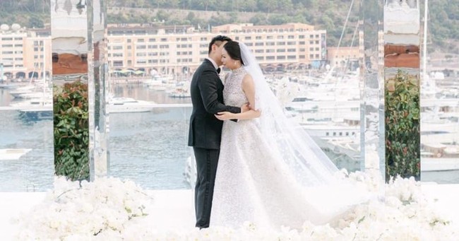 Amanda Winarko yang merupakan putri mantan komisaris PT. HM Sampoerna menikah dengan Kelvin Sebastian pada 16 Juni 2019. Keduanya menyelenggarakan pesta pernikahan super mewah di Monaco dengan mengundang Michael Buble sebagai bintang tamu. Foto: Instagram.com/sarahhaywoodweddings