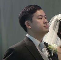 Sama-sama merupakan anak konglomerat, Henry Riady yang merupakan cucu pemilik Lippo Group dan Alexandra Yasa yang merupakan keponakan dari petinggi Orang Tua Group menggelar pernikahan mewah pada 1 Maret 2014. Pernikahan Henry dan Alexandra dihadiri oleh ribuan undangan dan diperkirakan menghabiskan hingga Rp 7,6 miliar. Foto: Youtube.com/firstmediaproduction