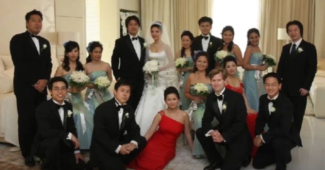 Pernikahan antar konglomerat juga terjadi pada Prajna Murdaya dan Irene Tedja pada 27 Juli 2008. Keluarga pendiri Central Cipta Murdaya (CCM) Group tersebut menjadi besan dengan pendiri Grup Pakuwon. Pernikahan Prajna dan Irene sendiri ditaksir memakan budget hingga miliaran rupiah dengan mendatangkan 100 koki di acara mereka. Foto: Youtube.com/benjichoi