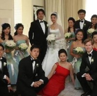 Pernikahan antar konglomerat juga terjadi pada Prajna Murdaya dan Irene Tedja pada 27 Juli 2008. Keluarga pendiri Central Cipta Murdaya (CCM) Group tersebut menjadi besan dengan pendiri Grup Pakuwon. Pernikahan Prajna dan Irene sendiri ditaksir memakan budget hingga miliaran rupiah dengan mendatangkan 100 koki di acara mereka. Foto: Youtube.com/benjichoi