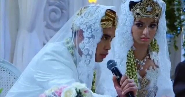 Siapa yang tak kenal dengan pasangan yang satu ini? Nia Ramadhani dan Ardi Bakrie menikah pada 1 April 2010. Ardi Bakrie sendiri merupakan anak dari bos Bakrie Group. Kabarnya pernikahan Nia dan Ardi menghabiskan biaya hingga 10 miliar rupiah. Foto: Instagram.com/ramadhaniabakrie