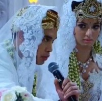 Siapa yang tak kenal dengan pasangan yang satu ini? Nia Ramadhani dan Ardi Bakrie menikah pada 1 April 2010. Ardi Bakrie sendiri merupakan anak dari bos Bakrie Group. Kabarnya pernikahan Nia dan Ardi menghabiskan biaya hingga 10 miliar rupiah. Foto: Instagram.com/ramadhaniabakrie