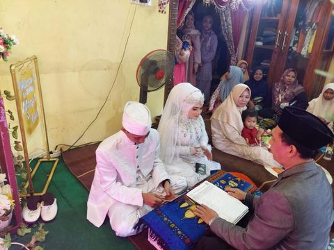 Pernikahan di tengah banjir Lamongan