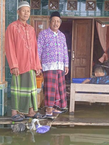 Pernikahan di tengah banjir Lamongan