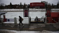 Penampakan Rideau Canal Skateway yang ditutup di Ottawa, Ontario, Kanada.