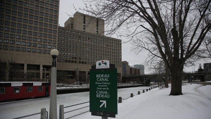 Rideau Canal Skateway, arena seluncur terbesar di dunia pertama kalinya ditutup. Hal ini disebabkan karena cuaca yang hangat, sehingga membuat skateway kekurangan es.