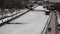 Akibat dari cuaca tersebut, Skateway ini menjadi kekurangan es.