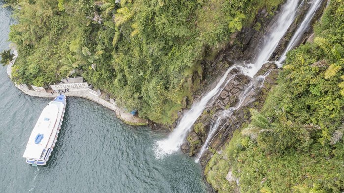 Sebuah kapal pesiar yang membawa wisatawan bersandar di dekat air terjun Situmurun, Lumban Julu, Kabupaten Toba Samosir, Sumatera Utara, Kamis (23/2/2023). Air terjun dengan ketinggian sekitar 70 meter tersebut merupakan salah satu daya tarik wisatawan untuk menikmati Destinasi Super Prioritas (DSP) Indonesia di kawasan Danau Toba. ANTARA FOTO/M Risyal Hidayat/tom.