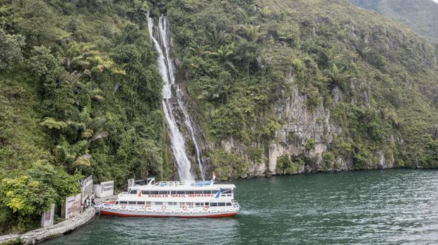 Sebuah kapal pesiar yang membawa wisatawan bersandar di dekat air terjun Situmurun, Lumban Julu, Kabupaten Toba Samosir, Sumatera Utara, Kamis (23/2/2023). Air terjun dengan ketinggian sekitar 70 meter tersebut merupakan salah satu daya tarik wisatawan untuk menikmati Destinasi Super Prioritas (DSP) Indonesia di kawasan Danau Toba. ANTARA FOTO/M Risyal Hidayat/tom.