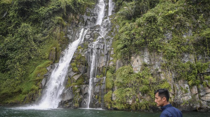 Pesona Air Terjun Situmurun, Surga Tersembunyi di Danau Toba Sebuah kapal pesiar yang membawa wisatawan bersandar di dekat air terjun Situmurun, Lumban Julu, Kabupaten Toba Samosir, Sumatera Utara, Kamis (23/2/2023). Air terjun dengan ketinggian sekitar 70 meter tersebut merupakan salah satu daya tarik wisatawan untuk menikmati Destinasi Super Prioritas (DSP) Indonesia di kawasan Danau Toba. ANTARA FOTO/M Risyal Hidayat/tom.