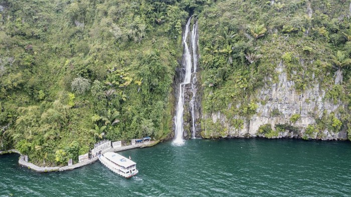 Sebuah kapal pesiar yang membawa wisatawan bersandar di dekat air terjun Situmurun, Lumban Julu, Kabupaten Toba Samosir, Sumatera Utara, Kamis (23/2/2023). Air terjun dengan ketinggian sekitar 70 meter tersebut merupakan salah satu daya tarik wisatawan untuk menikmati Destinasi Super Prioritas (DSP) Indonesia di kawasan Danau Toba. ANTARA FOTO/M Risyal Hidayat/tom.