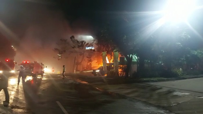 pipa gas terbakar