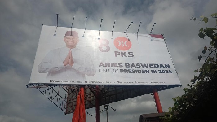 Kantor DPP PKS di Jalan TB Simatupang, Jakarta Selatan, memasang baliho besar bergambar Anies Baswedan. Dalam baliho tersebut, tertulis Anies Baswedan untuk presiden RI 2024.