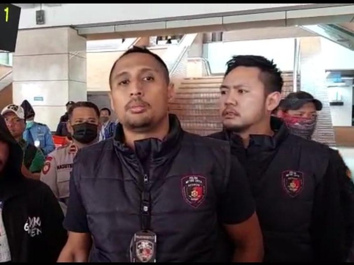 Ditreskrimum Polda Metro Jaya, di bawah pimpinan Kasubdit Resmob AKBP Titus Yudho Uly, kembali menangkap satu debt collector yang viral memaki polisi, Kamis (23/2/2023).