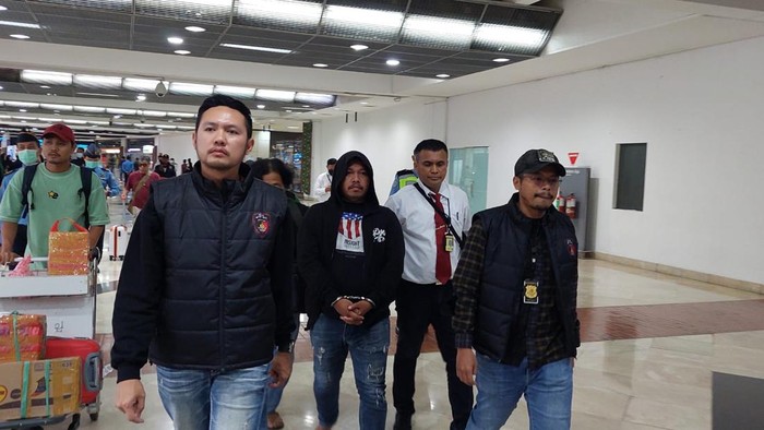 Ditreskrimum Polda Metro Jaya, di bawah pimpinan Kasubdit Resmob AKBP Titus Yudho Uly, kembali menangkap satu debt collector yang viral memaki polisi, Kamis (23/2/2023).