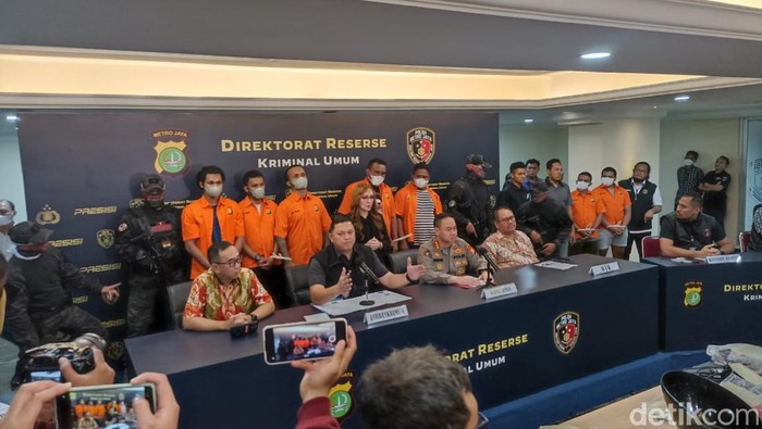 Polda Metro Jaya mengungkap kasus debt collector yang membentak polisi saat menarik paksa mobil selebgram Clara Shinta (Wildan N/detikcom)
