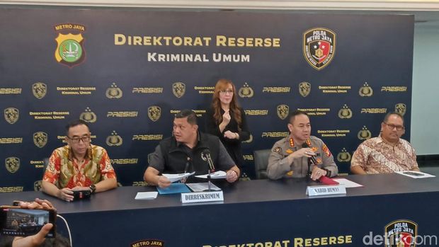 Polda Metro Jaya mengungkap kasus debt collector yang membentak polisi saat menarik paksa mobil selebgram Clara Shinta (Wildan N/detikcom)