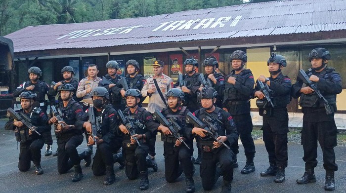 Polda NTT kerahkan ratusan personel untuk menjaga lokasi longsor Takari, Kabupaten Kupang, NTT.