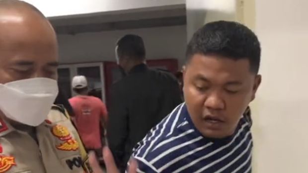 Polisi masih mencari 4 orang debt collector yang membentak anggota Bhabinkamtibmas saat menarik paksa mobil Clara Shinta, termasuk sosok si belang biru. (TikTok Clara Shinta)