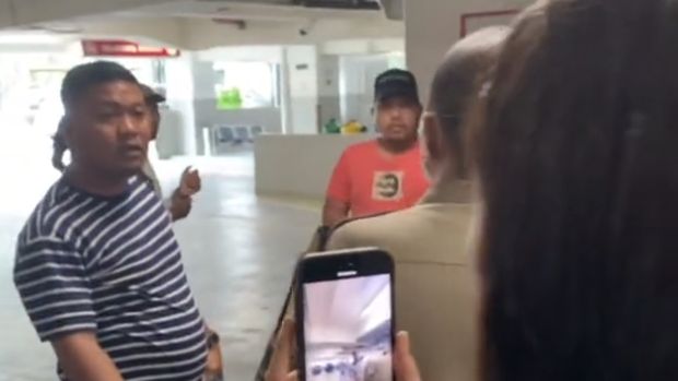 Polisi masih mencari 4 orang debt collector yang membentak anggota Bhabinkamtibmas saat menarik paksa mobil Clara Shinta, termasuk sosok si belang biru. (TikTok Clara Shinta)
