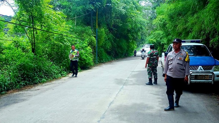 Polisi saat berada di TKP mobil tabrak motor