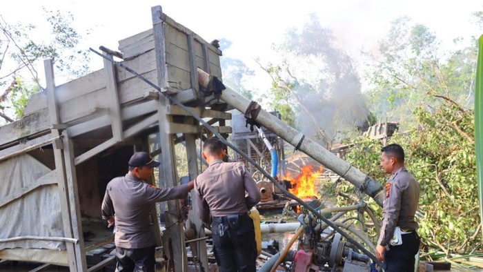 Polisi saat membakar rakit atau alat untuk aktivitas tambang ilegal (Foto: Istimewa)