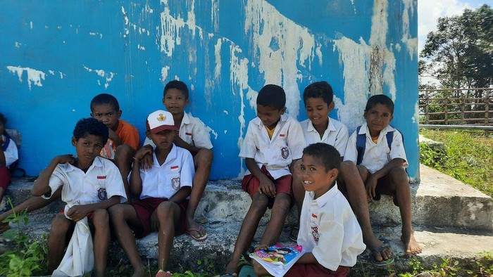 Meskipun bersekolah dalam kondisi kurang layak, senyum masih menghiasi wajah siswa-siswi SDN Nainefo 2, NTT. Yuk, bantu mereka dengan donasi di berbuatbaik.id.