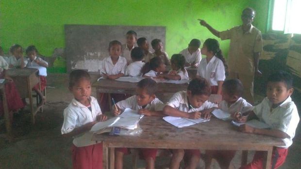 Meskipun bersekolah dalam kondisi kurang layak, senyum masih menghiasi wajah siswa-siswi SDN Nainefo 2, NTT. Yuk, bantu mereka dengan donasi di berbuatbaik.id.