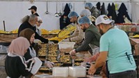 Sejumlah relawan nampak sibuk menyiapkan makanan bagi korban gempa di Suriah. Gempa berkekuatan M 7,8 yang melanda pada awal Februari, menewaskan lebih dari 45.000 orang di seluruh Turki dan Suriah dan meratakan seluruh lingkungan.