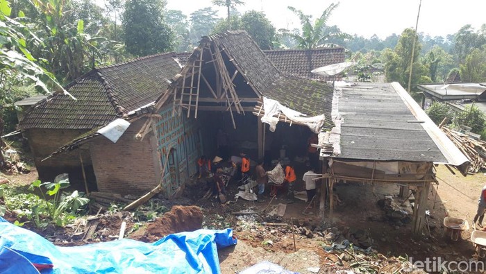 Potret longsor yang menimpa satu rumah di Kecamatan Gladagsari, Kabupaten Boyolali, Kamis (23/2/2023).