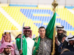 Cristiano Ronaldo dari Al-Nassr merayakan Hari Pendirian Arab Saudi dengan mengenakan pakaian tradisional lokal di Al-Nassr Football Club di Riyadh, Arab Saudi, Rabu (22/2/2023).  